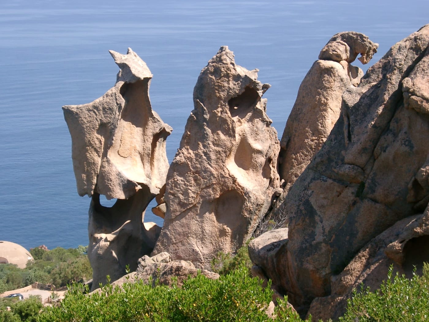 La costa rocciosa e il mare di Costa Paradiso