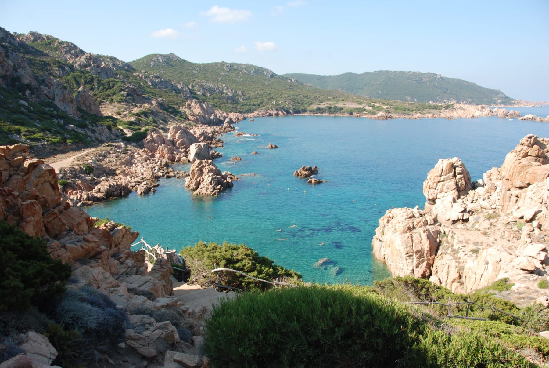 Mare turchese e paesaggio naturale della costa