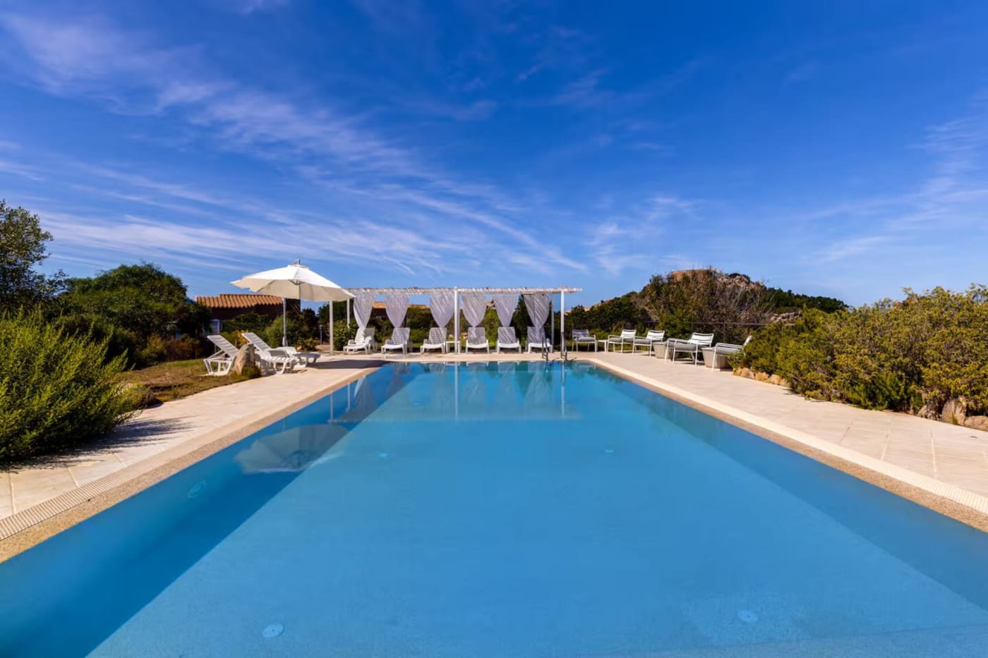 Piscina e zona relax di Li Padulazzi